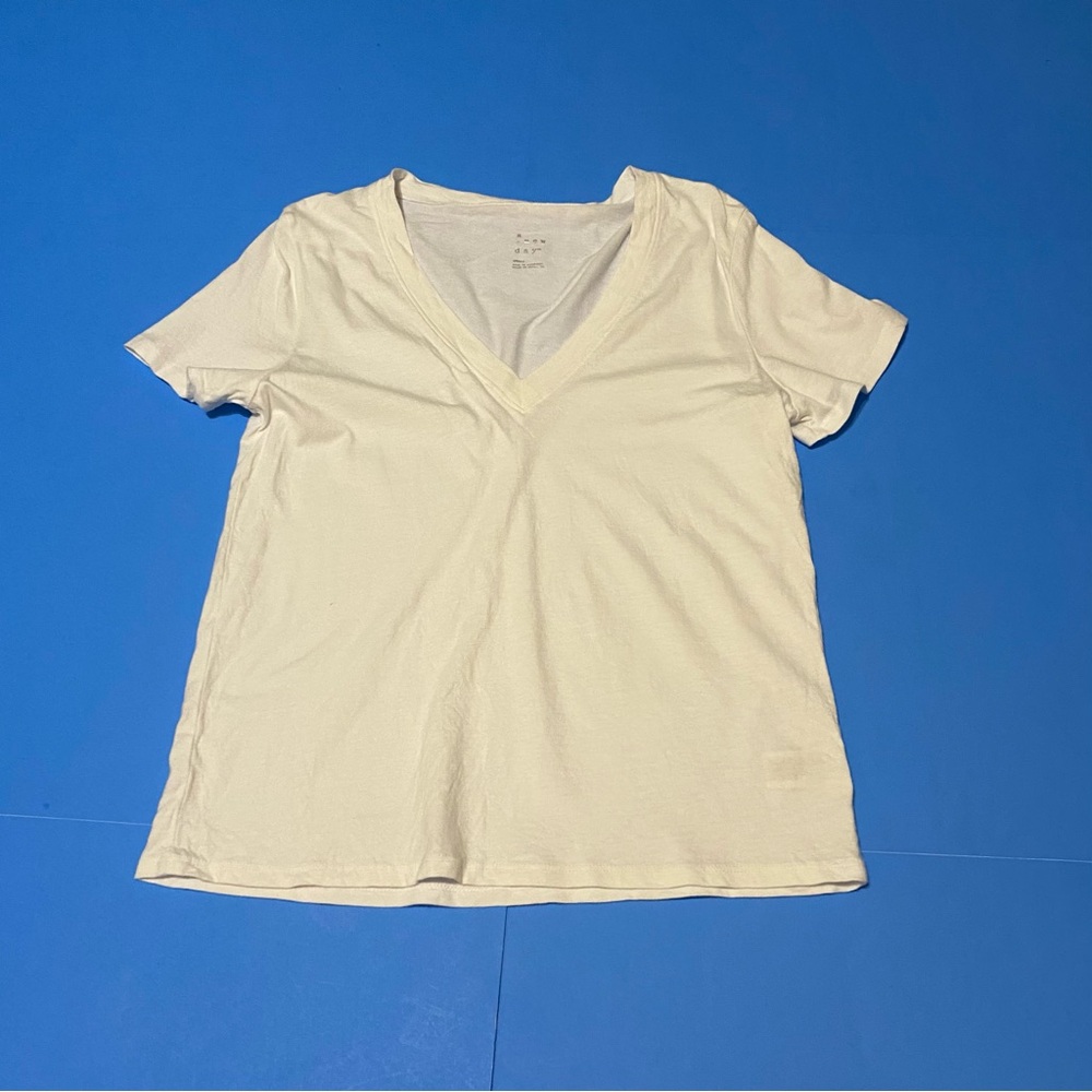 ⭐️ A new day white tee shirt size small